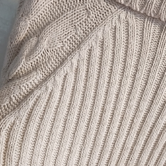 St. John's Bay Like New Women's Cream Cable Knit Sweater Size Medium. - Picture 7 of 9